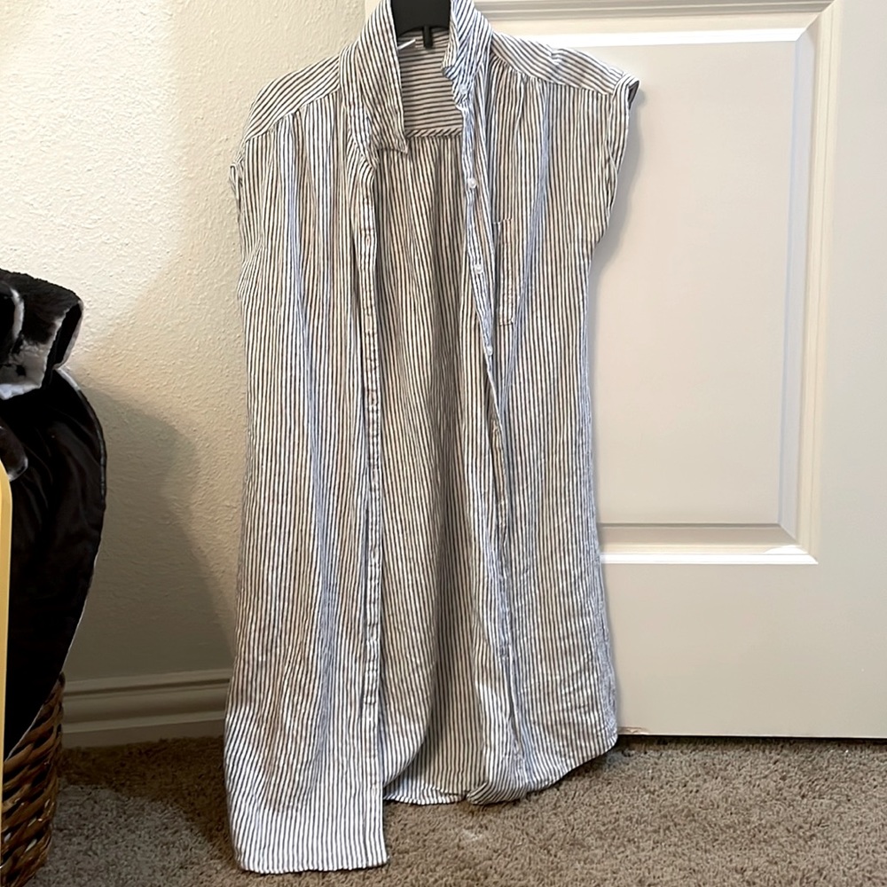 Cute midi dress with light navy stripes a small pocket on the left of the dress,